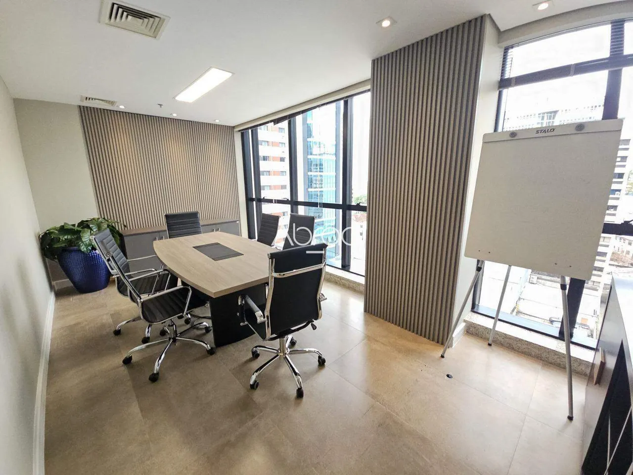 Sala Comercial Mobiliada de 150 m² para Alugar no Centro de Curitiba | Ref 517