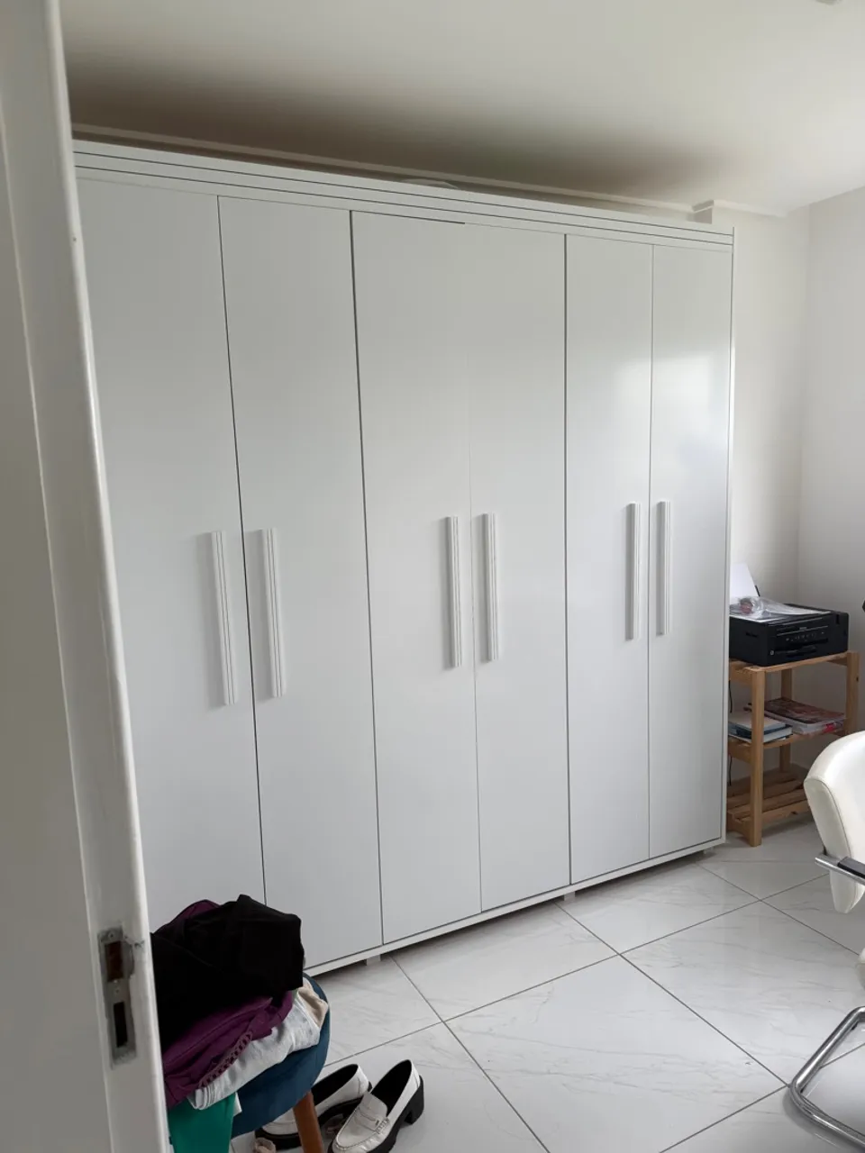 Guarda-Roupa Branco Moderno e Espaçoso