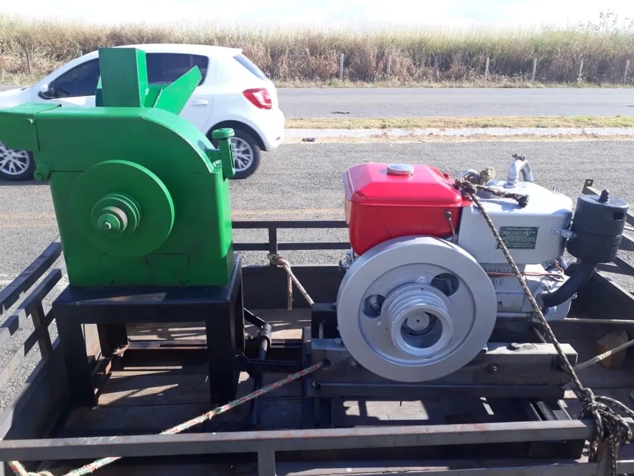 Moinho de grãos e motor a diesel