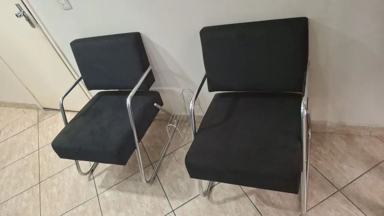 Poltronas de metal com estofamento em tecido preta