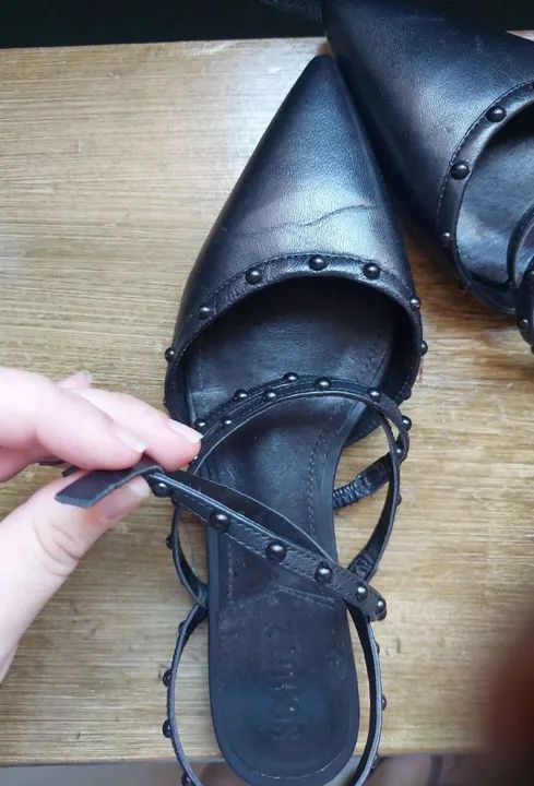 Sandália de couro Rasteira Bico Fino Schutz Original TAM 35 - Foto 2