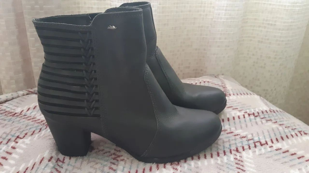 Bota Feminina de Couro