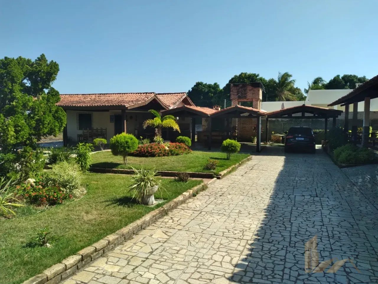 Uma Chácara com aproximadamente 7200 m2 toda murada piscina deck com uma confortável casa.