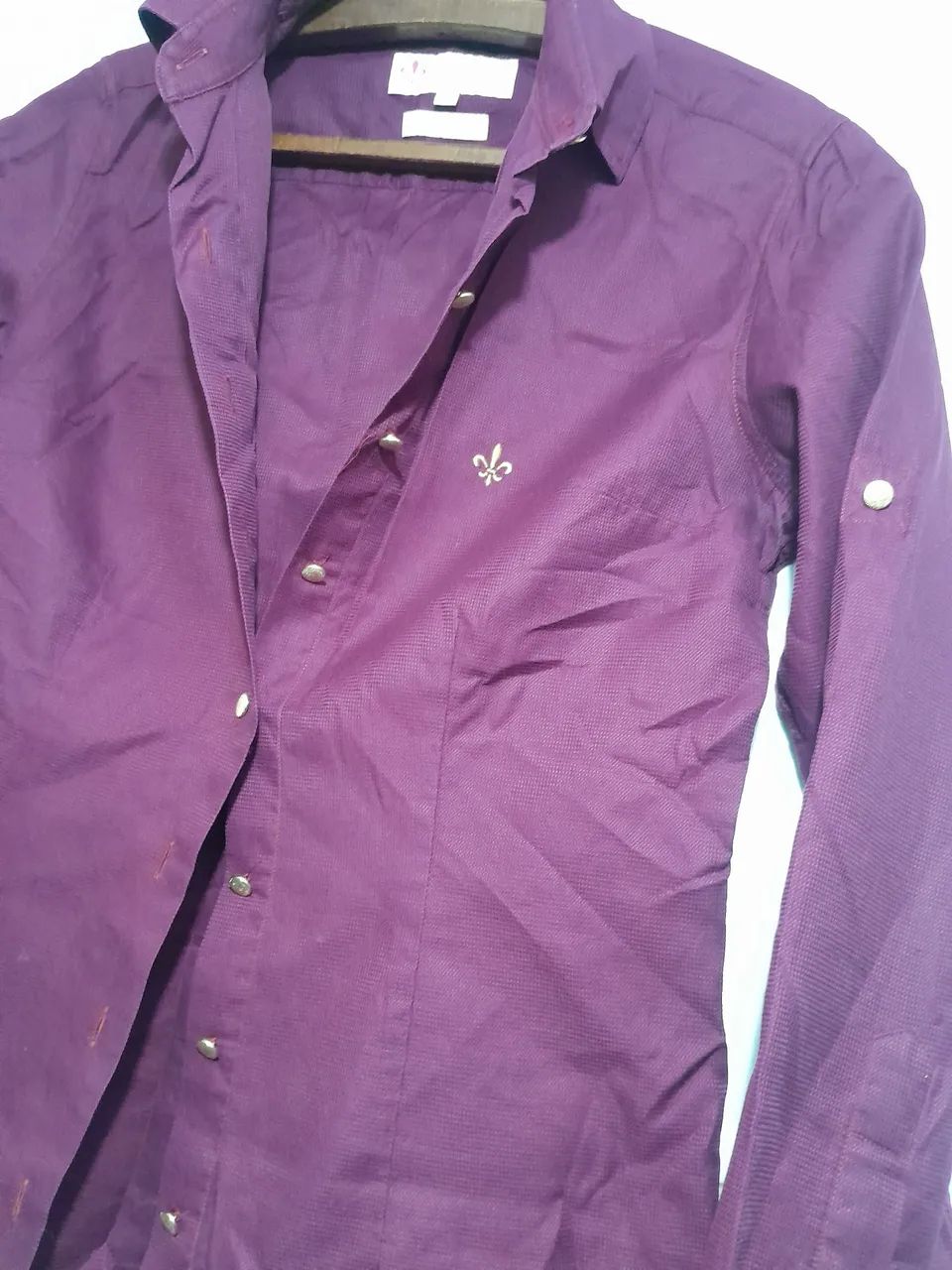 Camisa vinho com detalhe floral - Foto 3