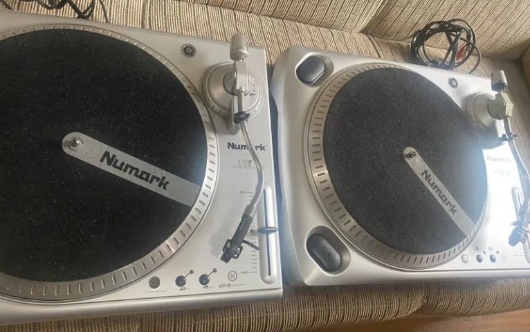 Par de Toca Discos Numark TT1610 - Equipamentos e Acessórios de