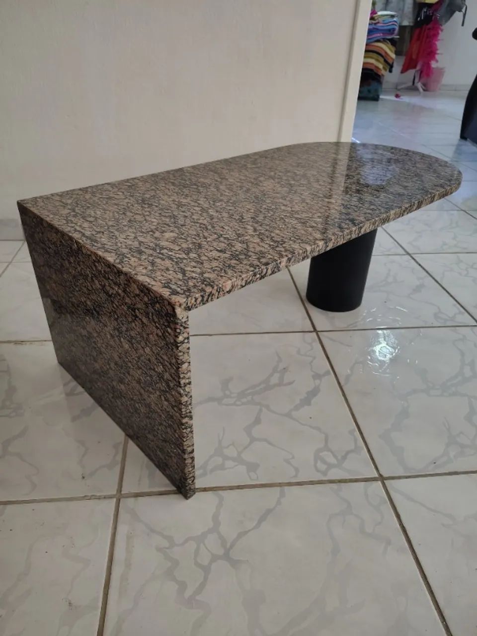 Centro de Sala em Mármore, em Estado de Novo, 90x45cm o tampo e 35cm de Altura.