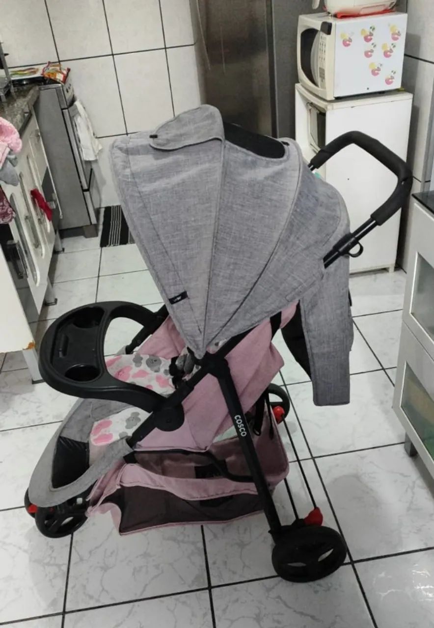 Carrinho de bebê COSCO.