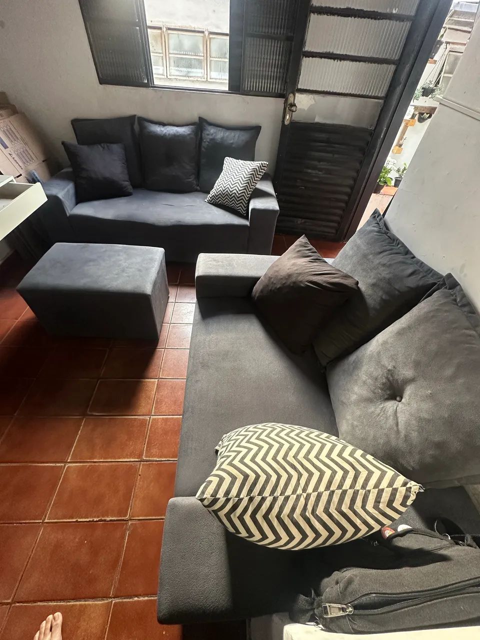Sofá de 3 e 2 lugares + suporte dos pés. 