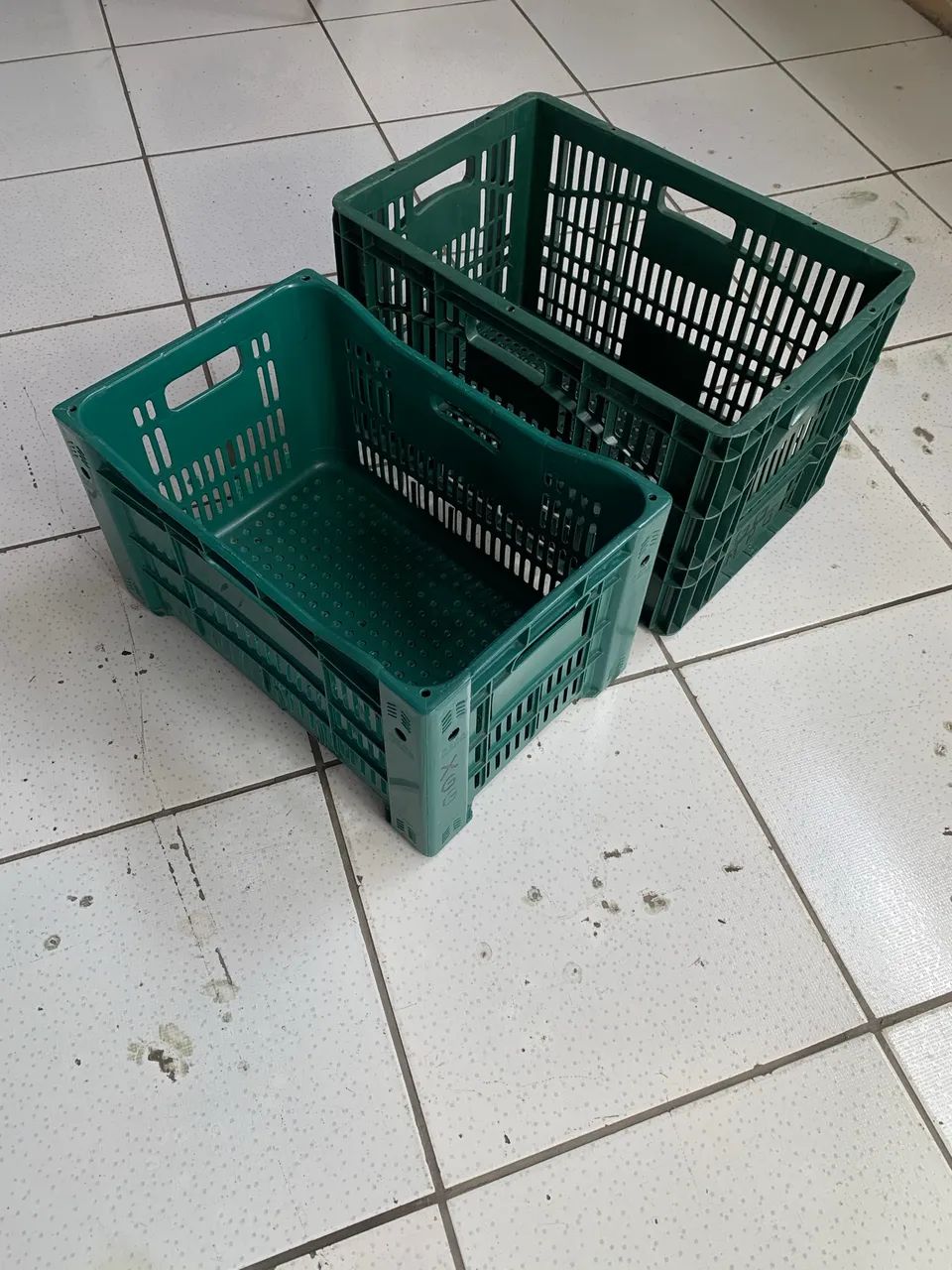 Caixas plásticas de dois tamanhos 