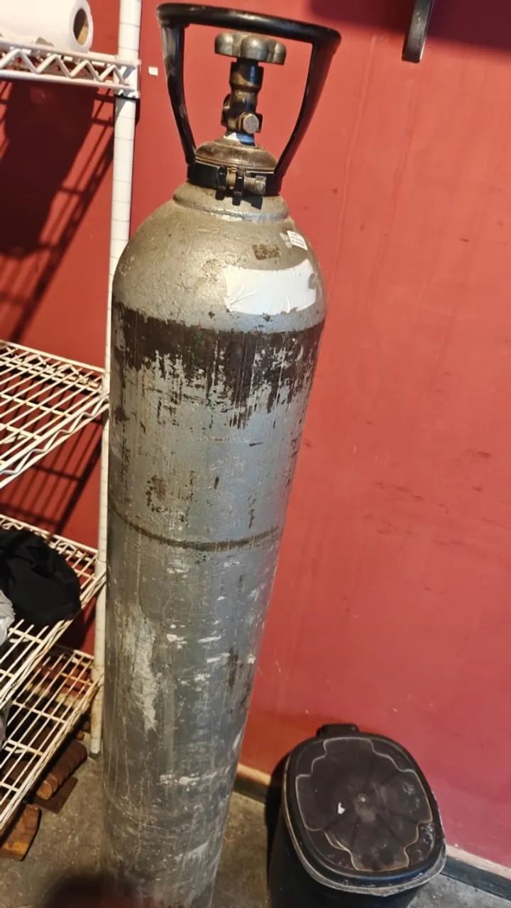 Cilindro de Gás Co2 Dioxido de Carbono 25kg 40 litros com válvula e alça chopp solda e etc