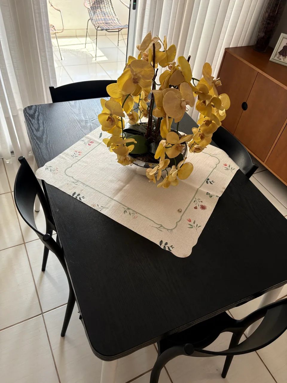 Vendo jogo de mesa com 4 cadeiras  - Foto 3