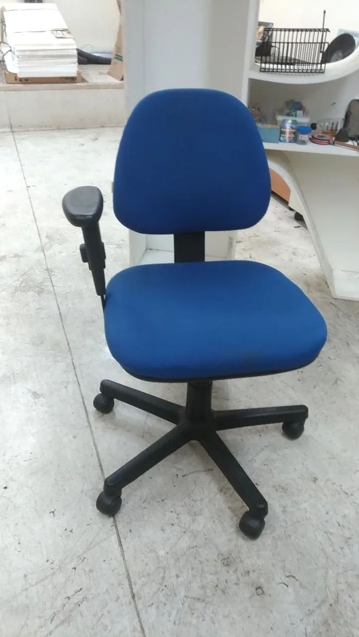 Banco cadeira giratória, em corvin, cor preta, base inox, elevação a gas. E outros! - Foto 5