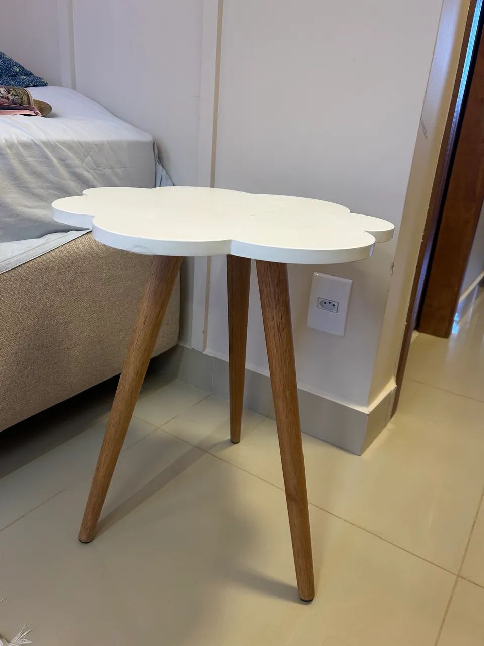 Mesa Nuvem Branca com Pés de Madeira - Foto 3