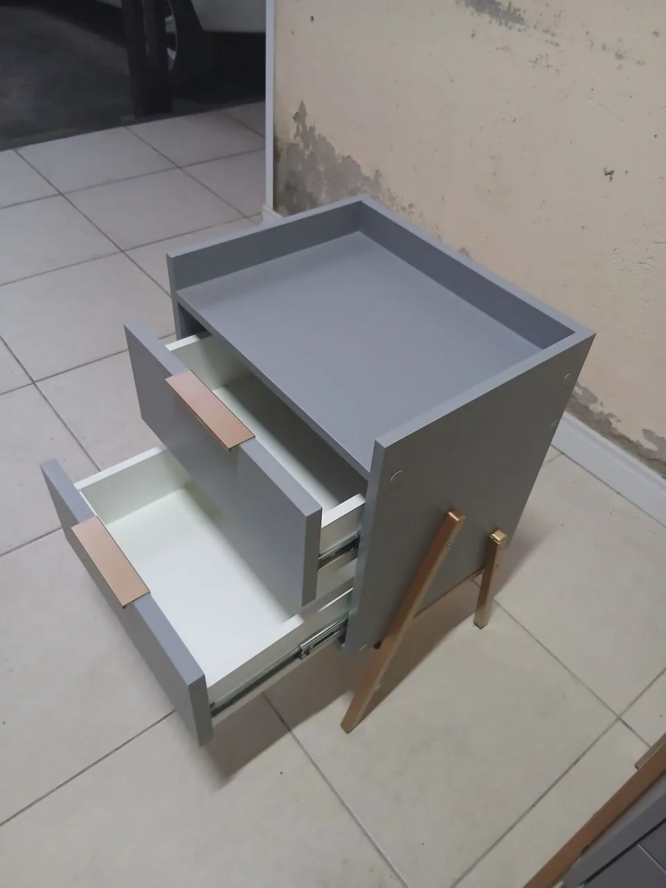 Criados mudo / mesa cabeceira em mdf com pés em metalom - Foto 3