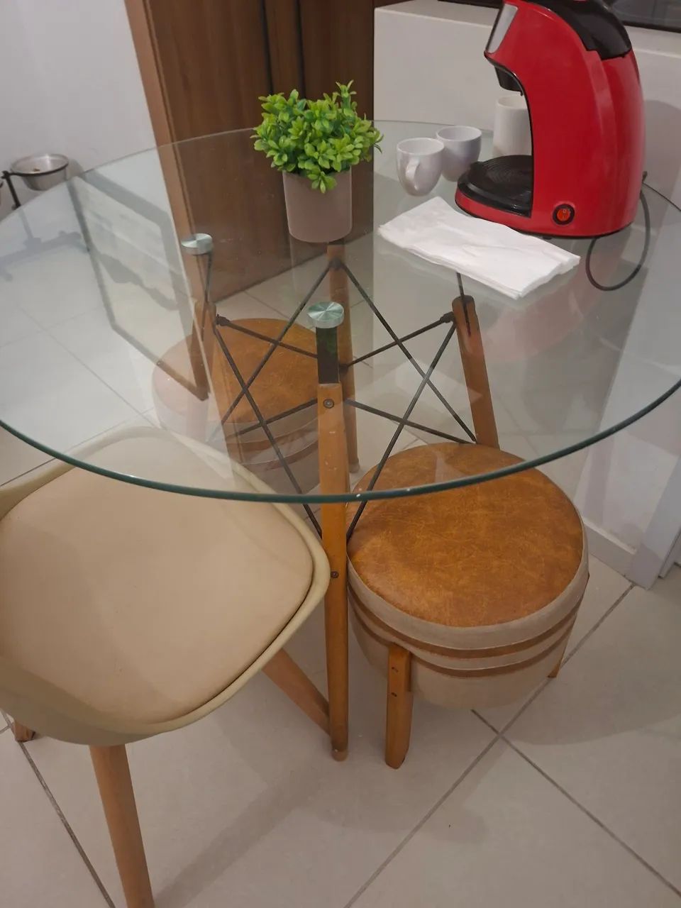Mesa redonda (sem cadeiras) Eames Eiffel com tampo de vidro incolor  - Foto 3