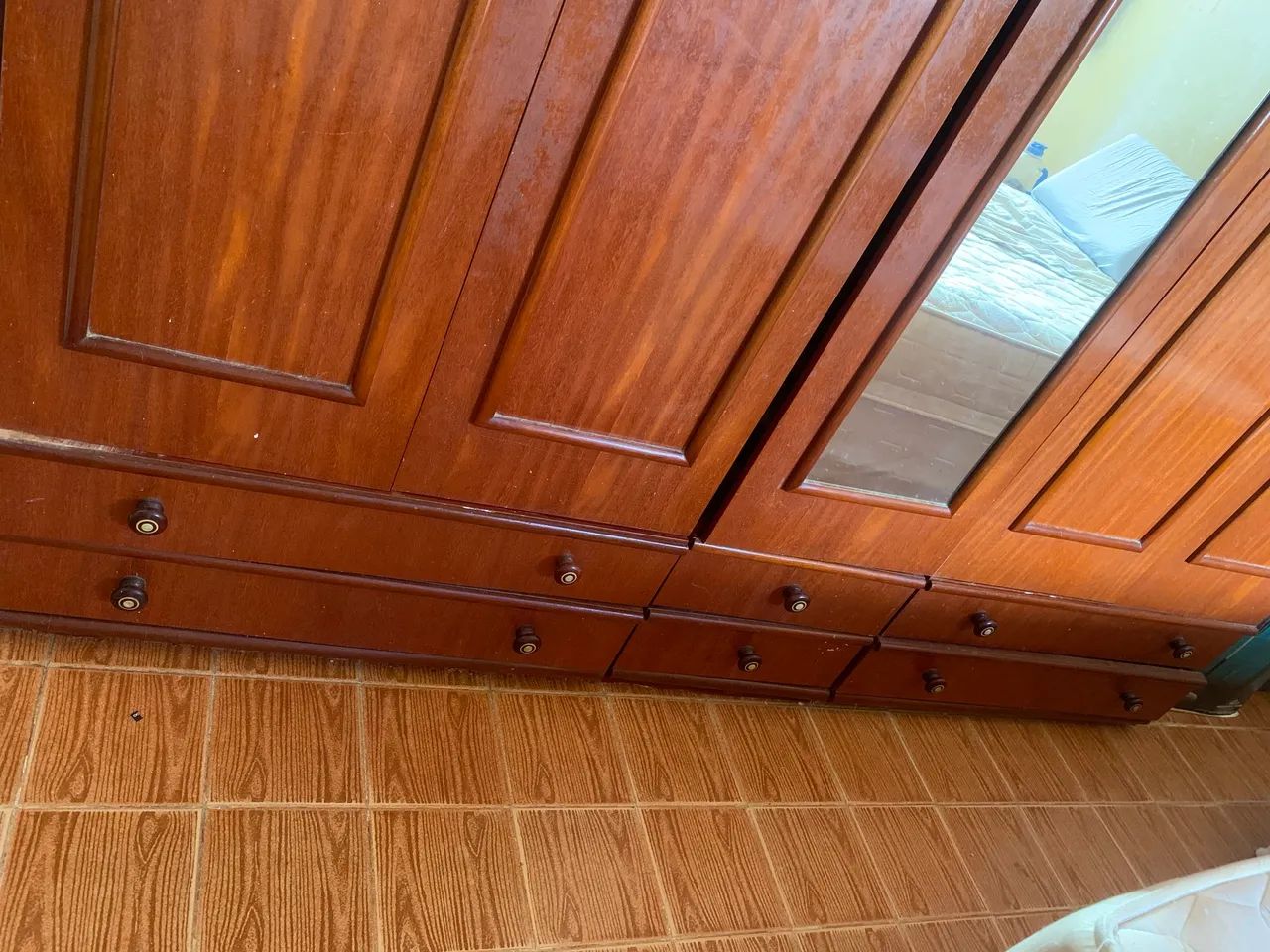 Guarda-roupa de Madeira Maciça Grande - Conservado e Super Resistente - Foto 3