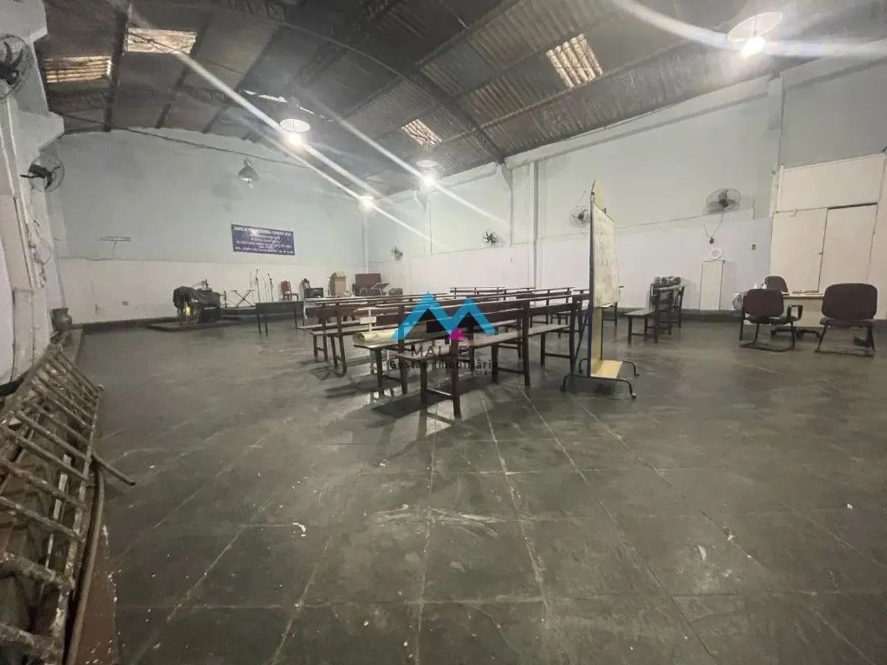 Galpão de 205 m², com 2 vagas de garagem, à venda em Bonsucesso. - Foto 2