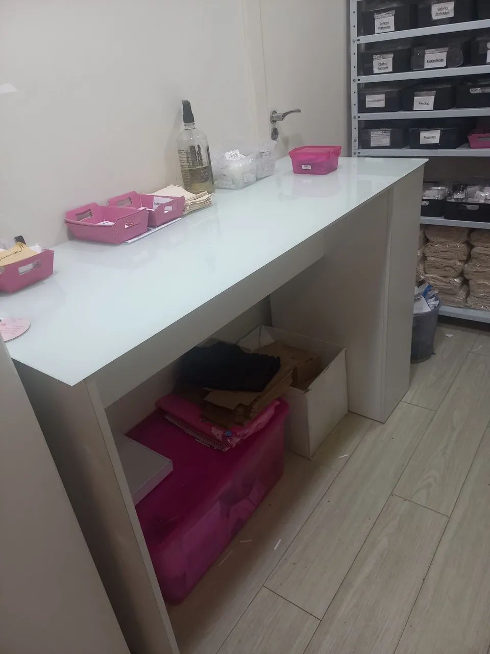 MESA COM TAMPO DE VIDRO TOK STOK - Foto 2