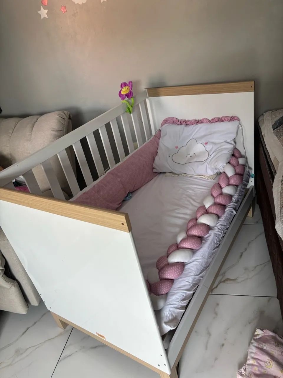 Berço Mini-Cama Branco com Madeira Clara + Kit Berço Rosa