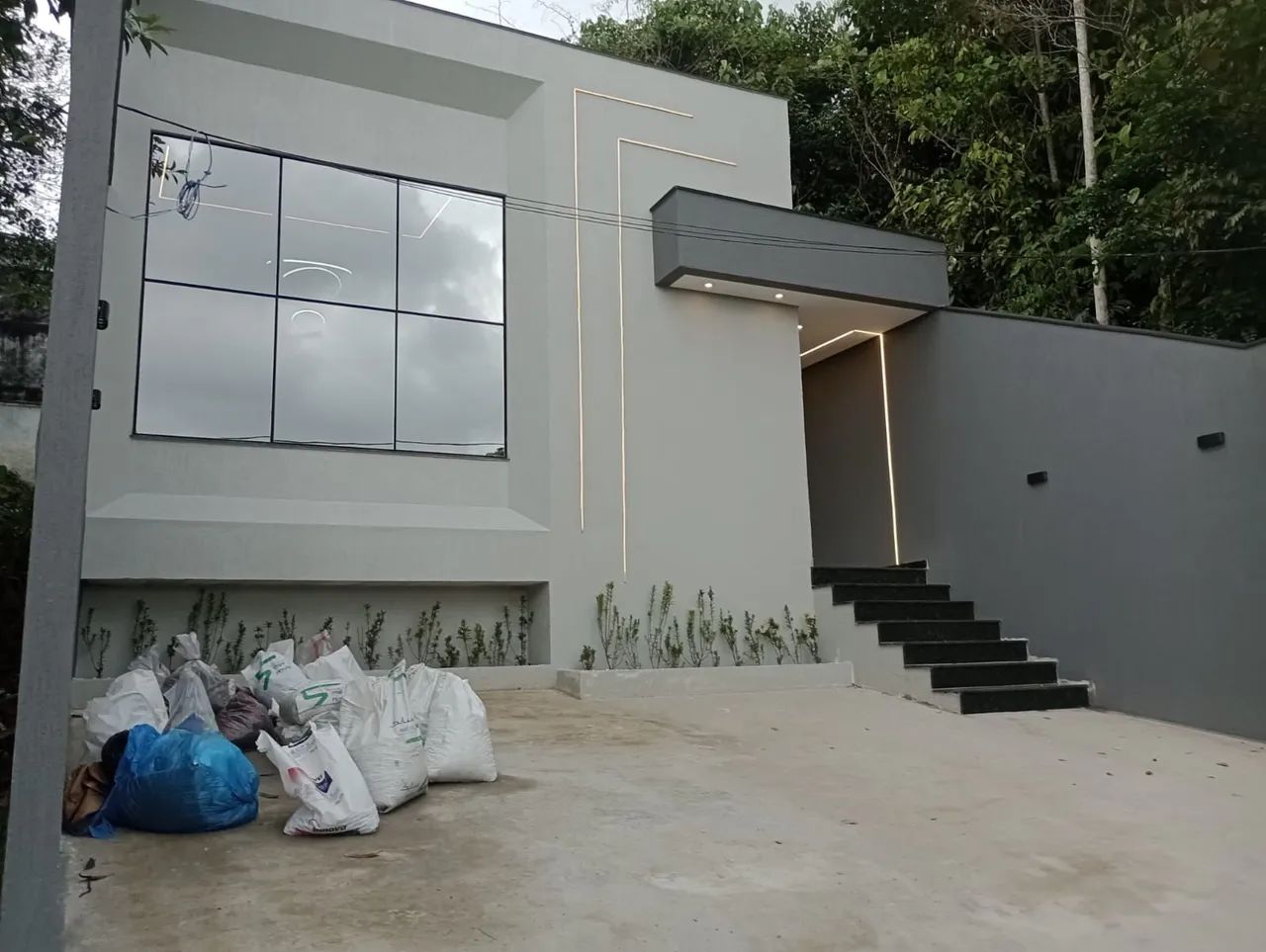 Casa nova, impecável, com 3 dormitórios no Villa Suíça 