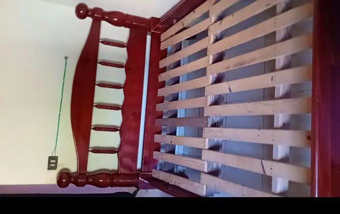 Vende cama casal madeira maciça 