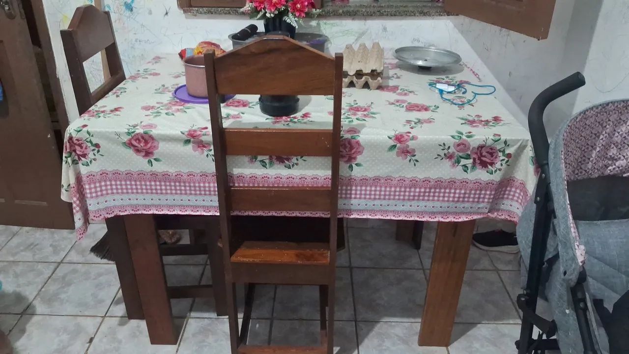 Mesa de madeira com 4 cadeiras