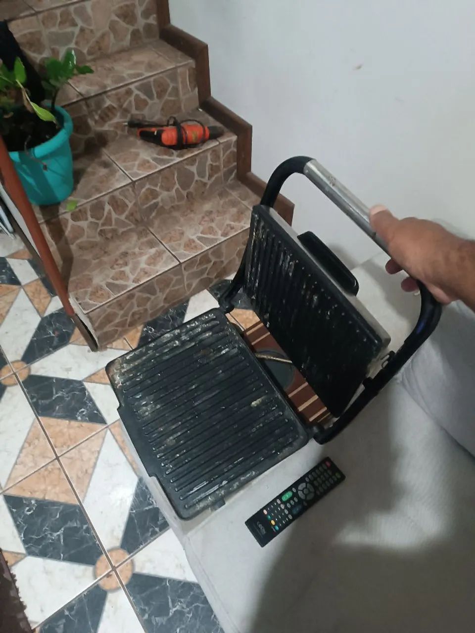 Sanduícheira misteira perfeito estado funciona perfeitamente  - Foto 3