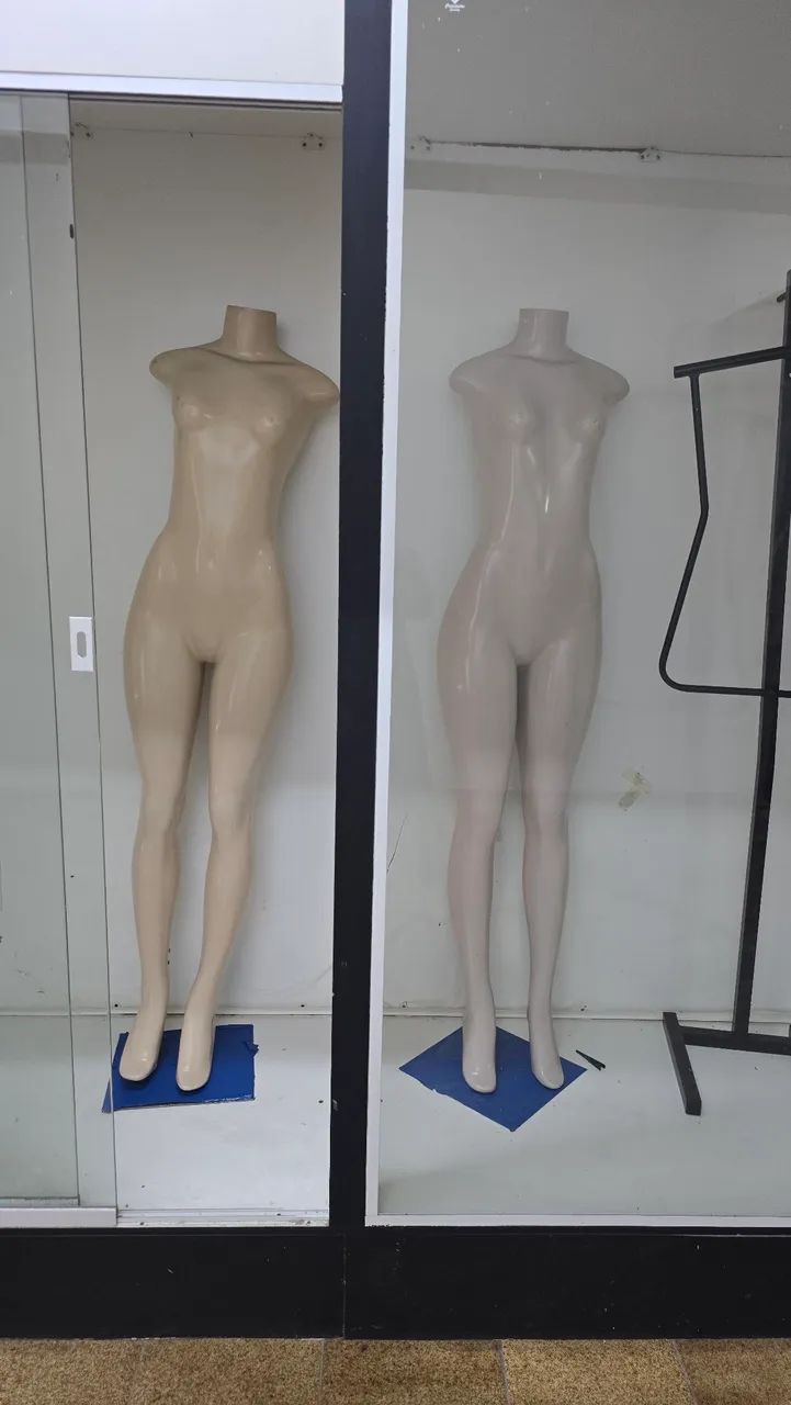 Manequins e araras