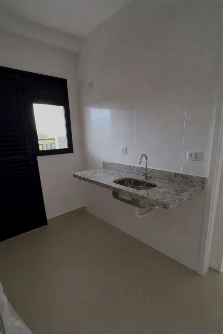 Pia de granito clara com cuba inox - nova de apartamento