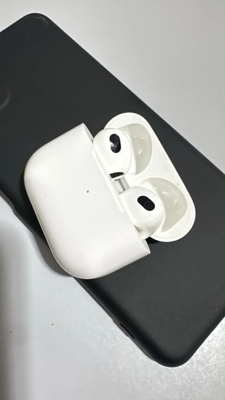 Apple AirPods 3ª Geração Case com Capa - Semi Usado - Foto 2