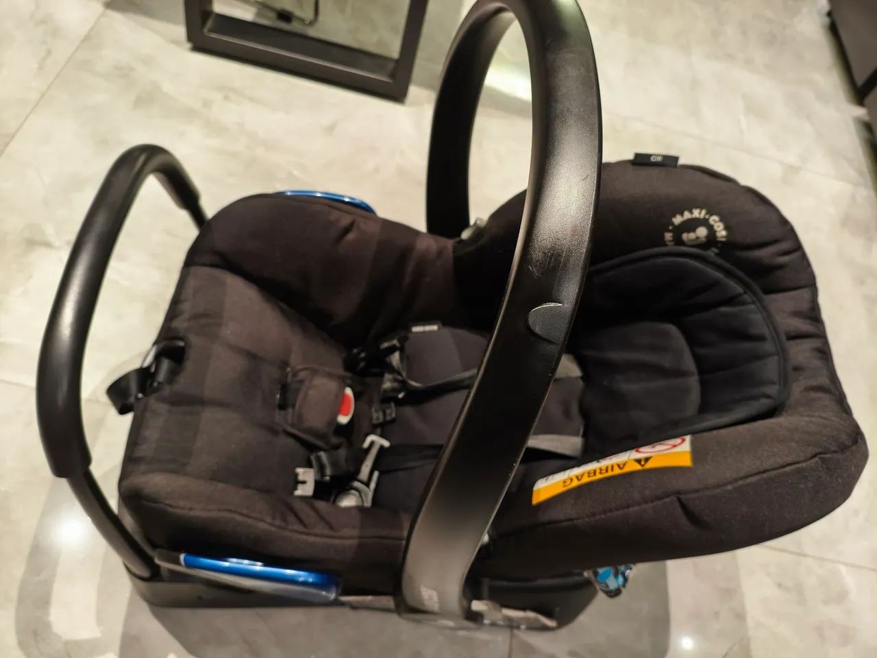 Bebe conforto máxi cosi2 completo com trava para acoplar no carrinho e mosquiteiro  - Foto 3