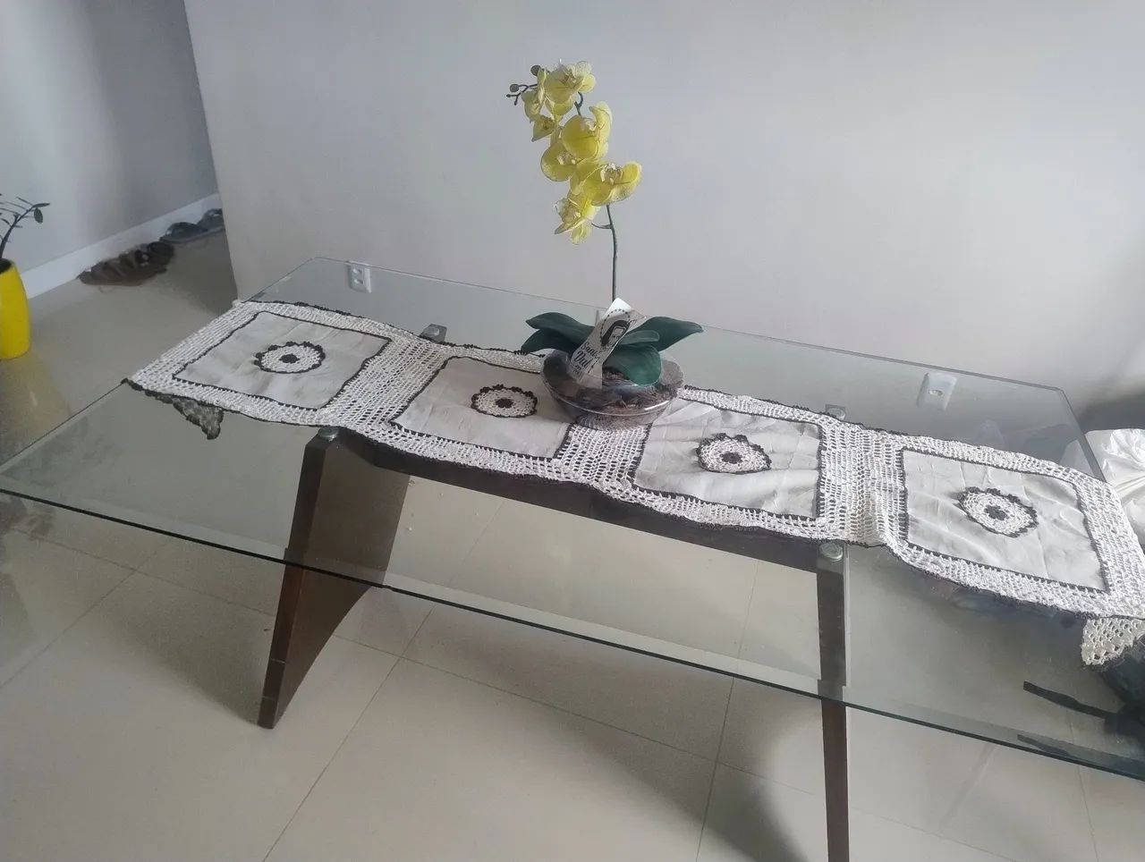 Vendo Mesa de jantar com tampo em vidro e " madeira maciça".