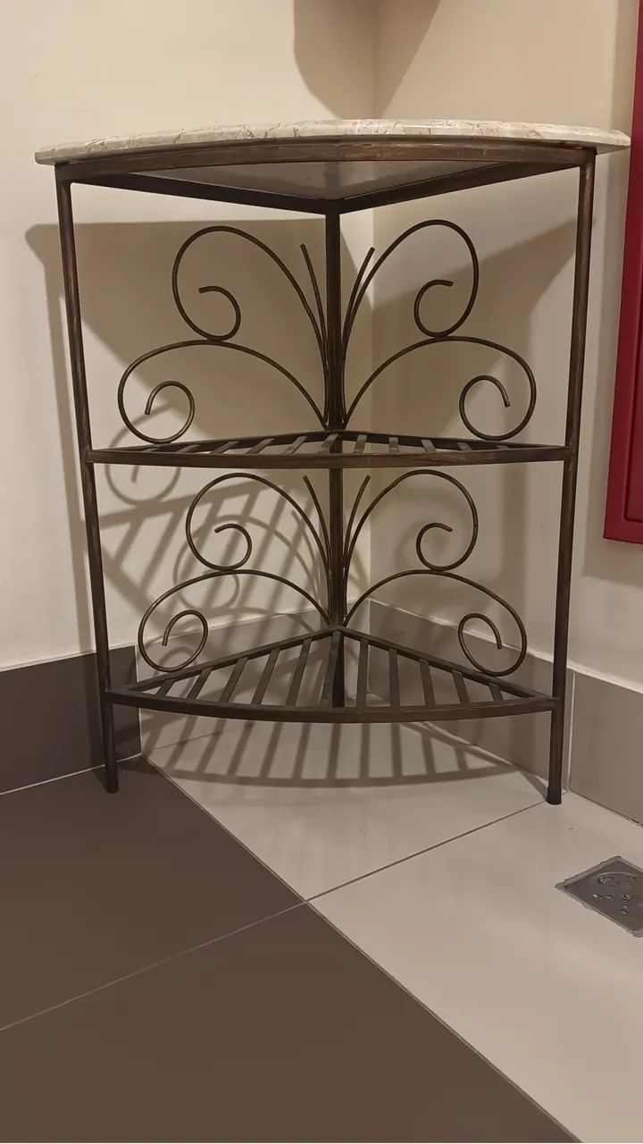 Mesa antiga em ferro e marmore travertino