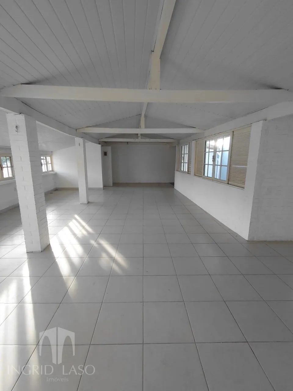 Ponto Comercial nos Cavaleiros | 6 Vagas e 360m²