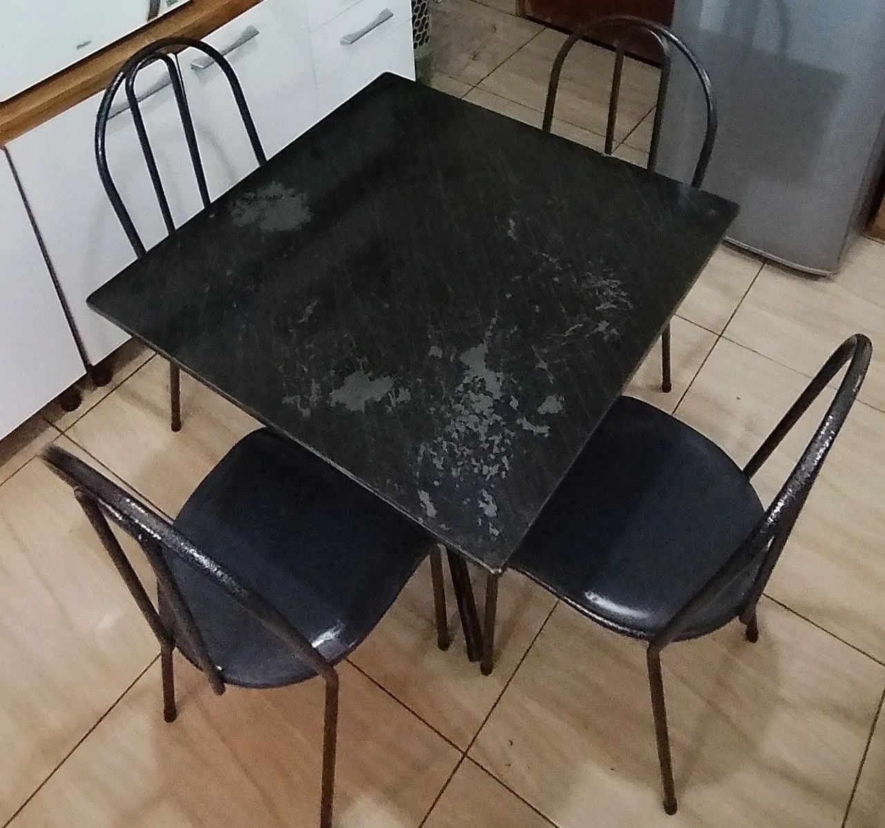 Mesa de mármore 4 cadeiras seminova - Foto 2