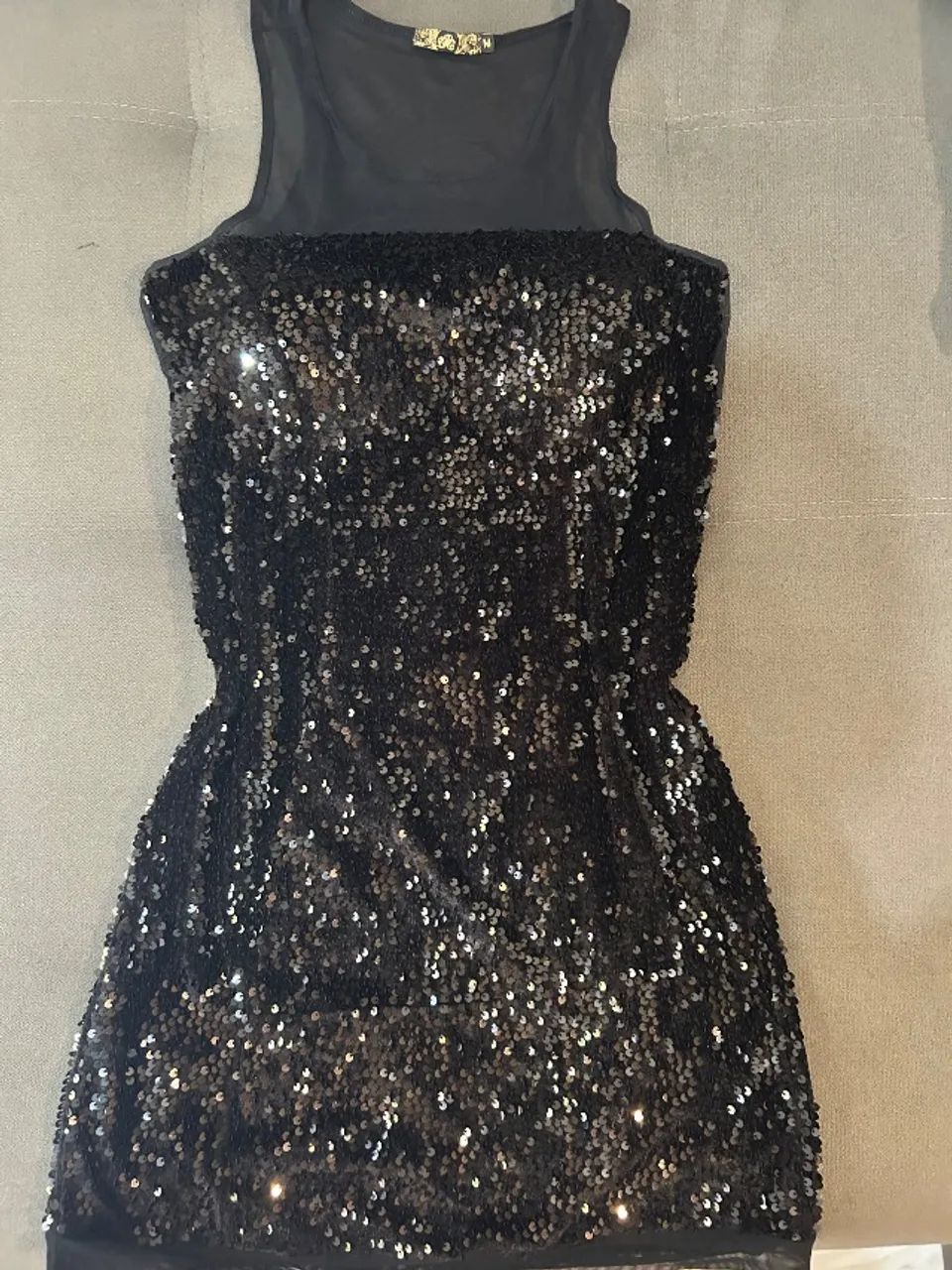 VESTIDO DE PAETÊ COM BOJO, TODO FORADO. 