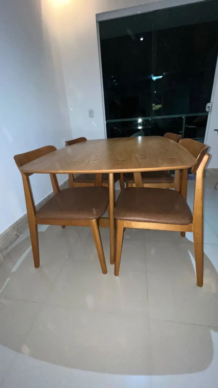 Mesa de Jantar + Cadeiras