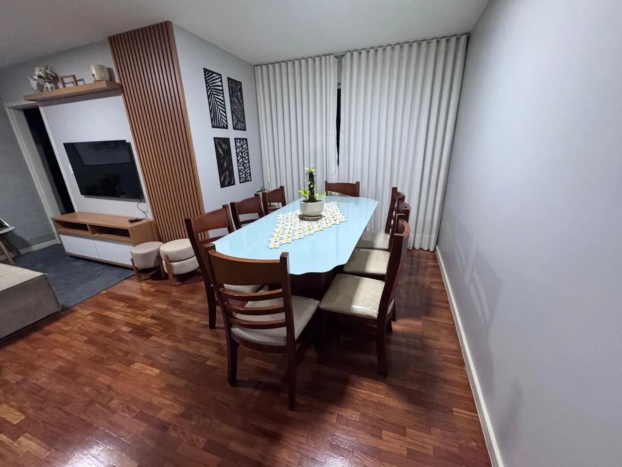 Apartamento mobiliado e reformado com 86,00m2 na zona 03 - Foto 3