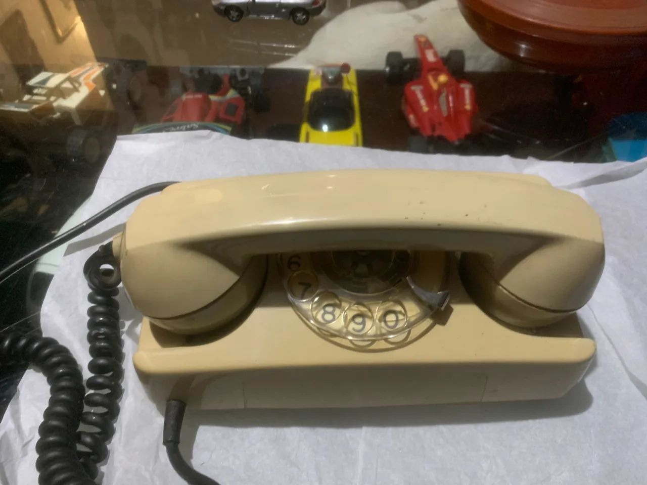telefone antigo de mesa com disco de discagem