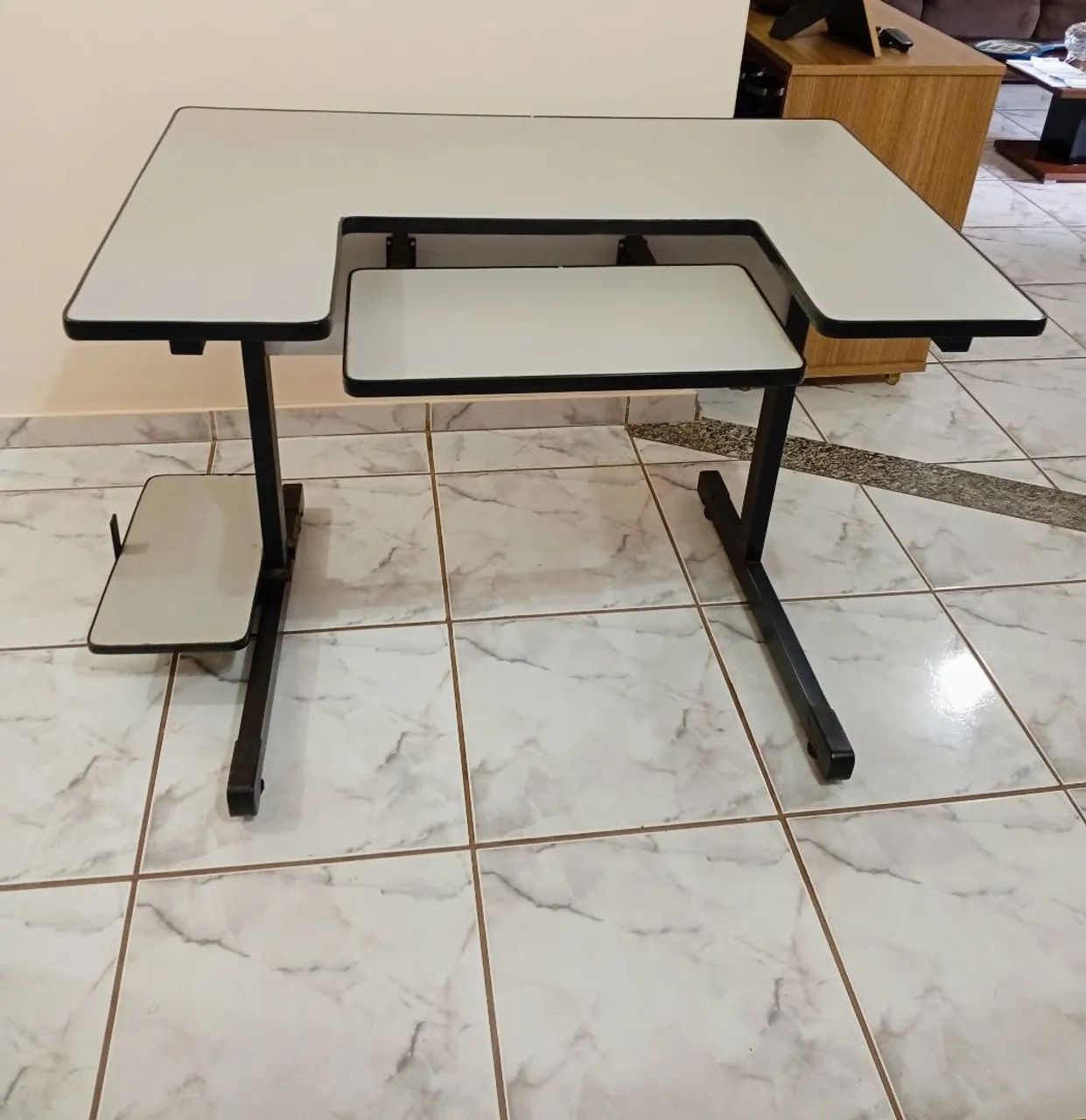 Mesa de computador em perfeito estado de uso e conservação. Ótimo custo benefício. Perfei