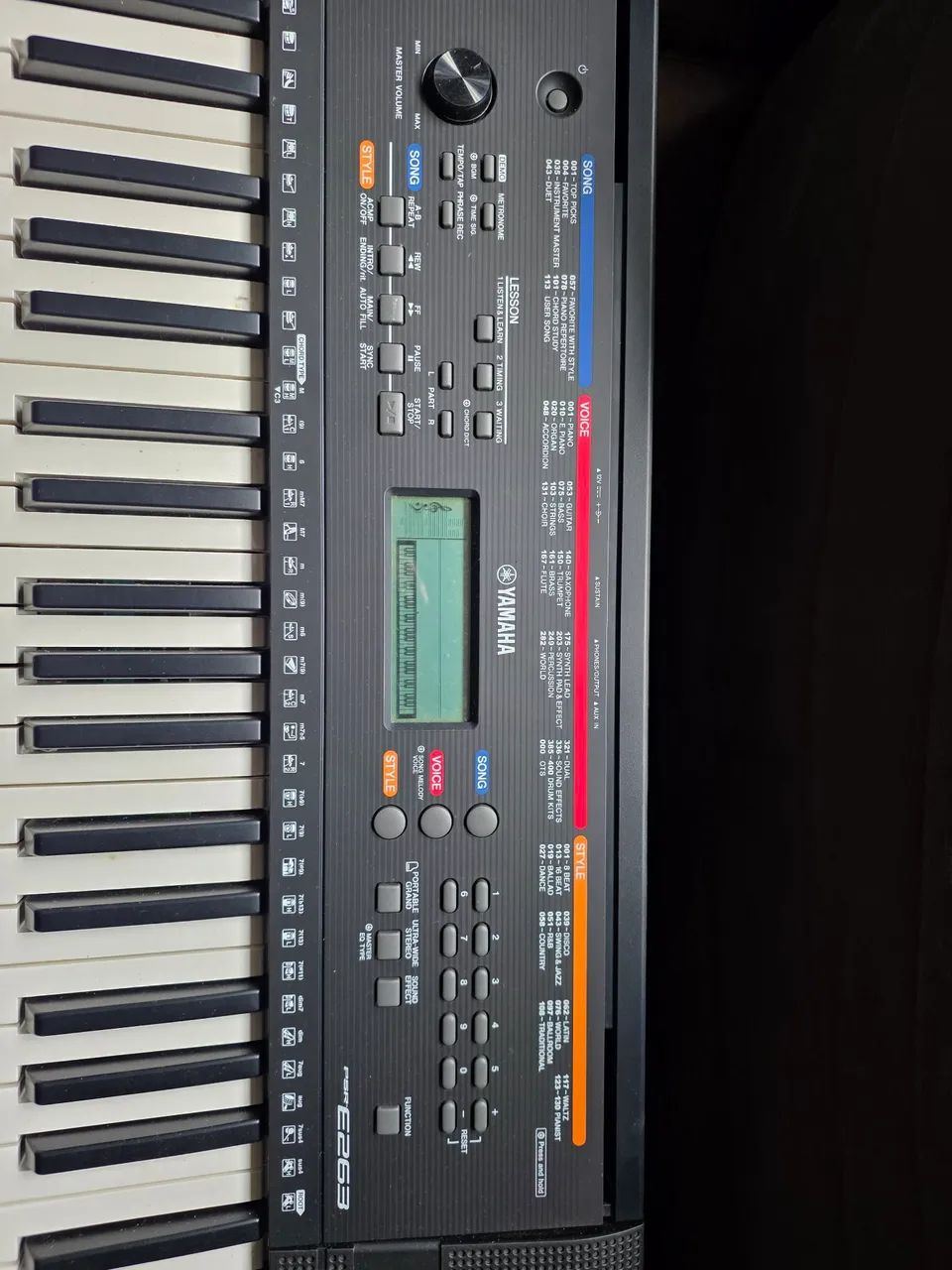 Vendo teclado yamaha E263 nunca usado com tripé 