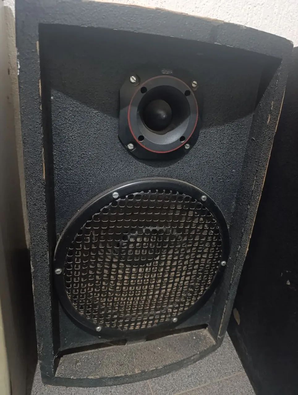 Par de Caixas Acústicas Passivas (Madeira/Carpete)