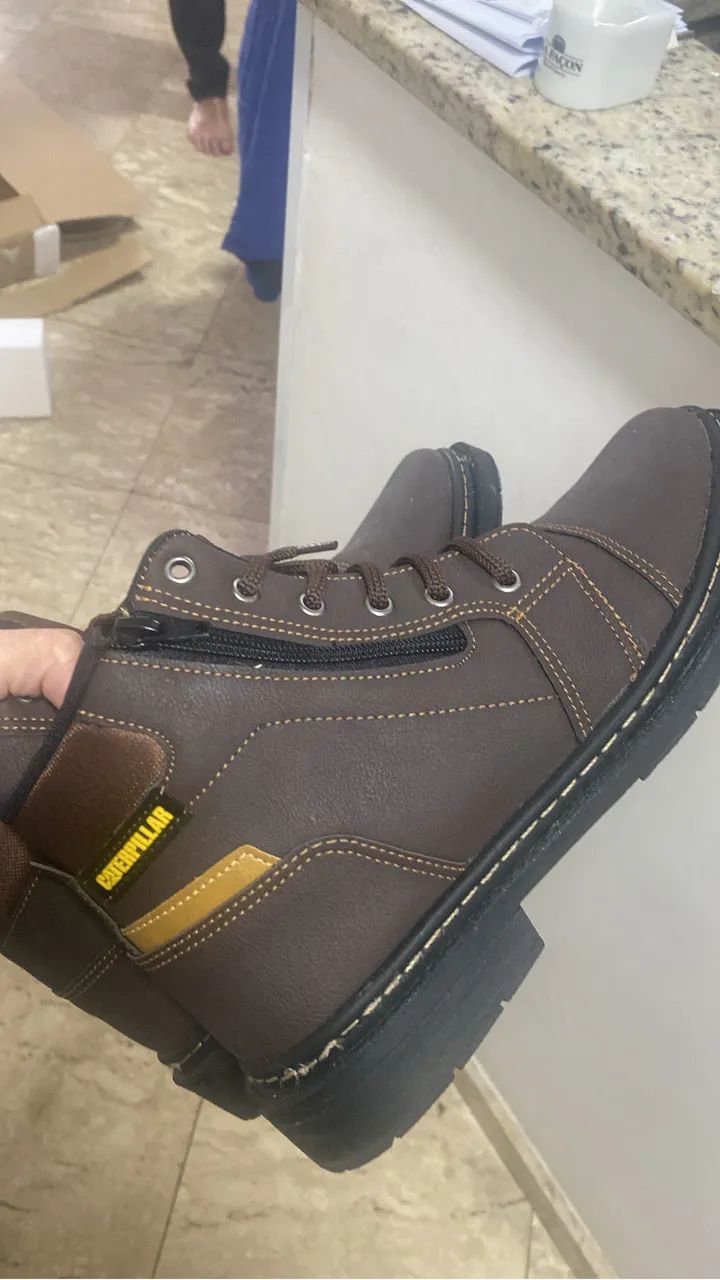 Bota marrom de cano curto 