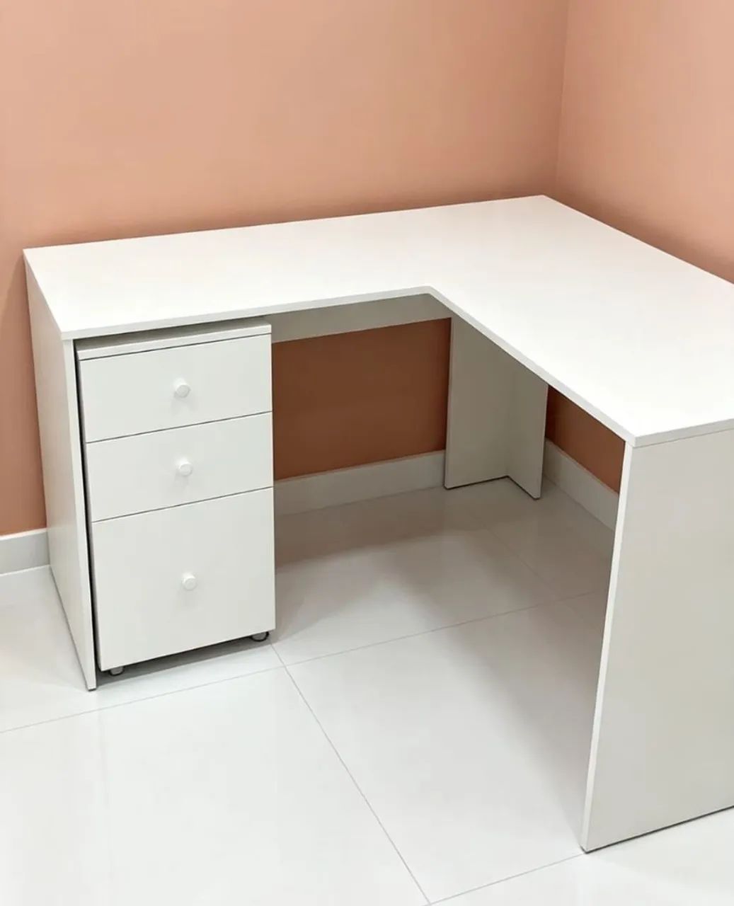 Mesa L com gaveteiro em mdf