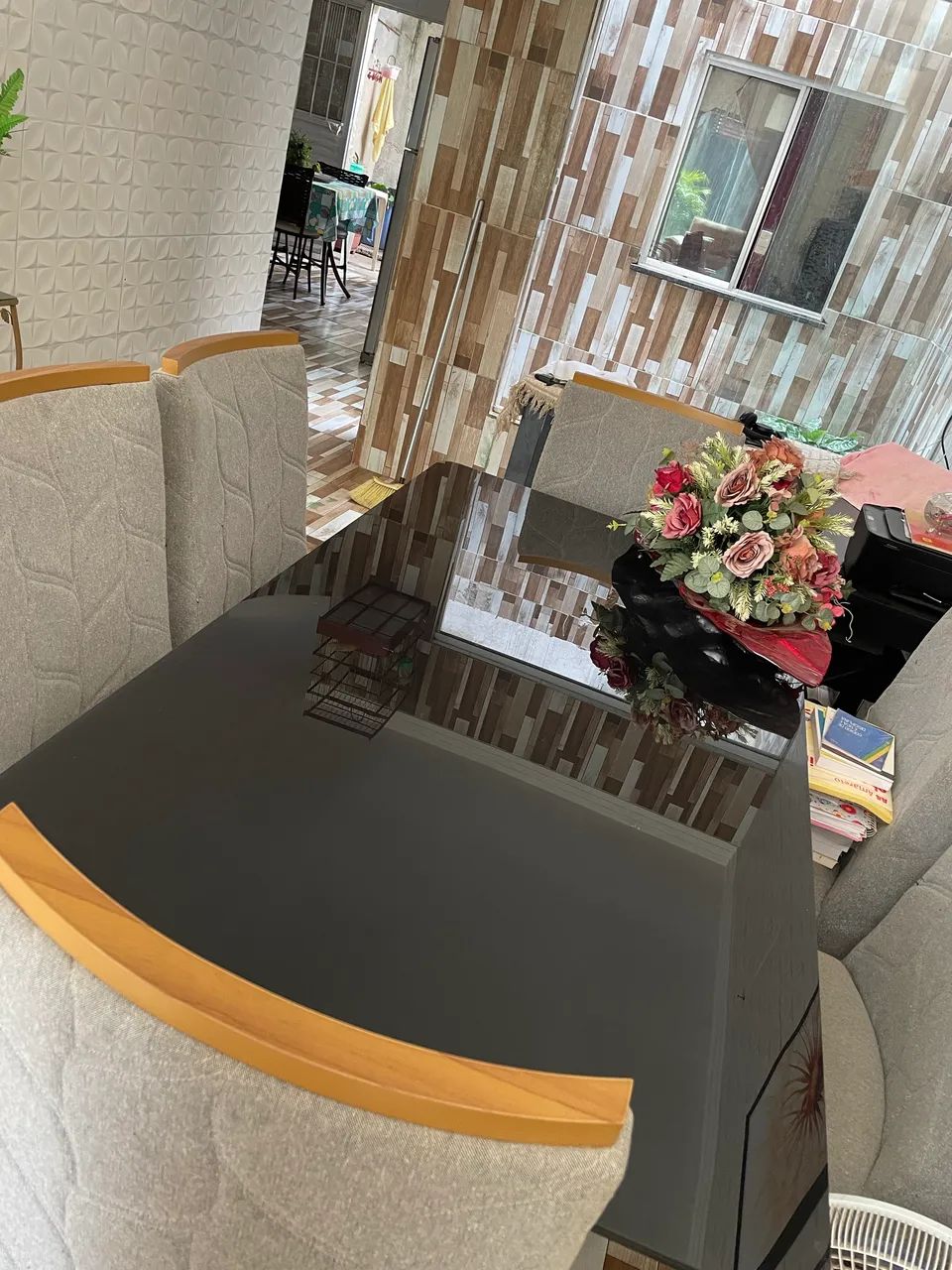 Vende-se Mesa de 6 cadeiras 