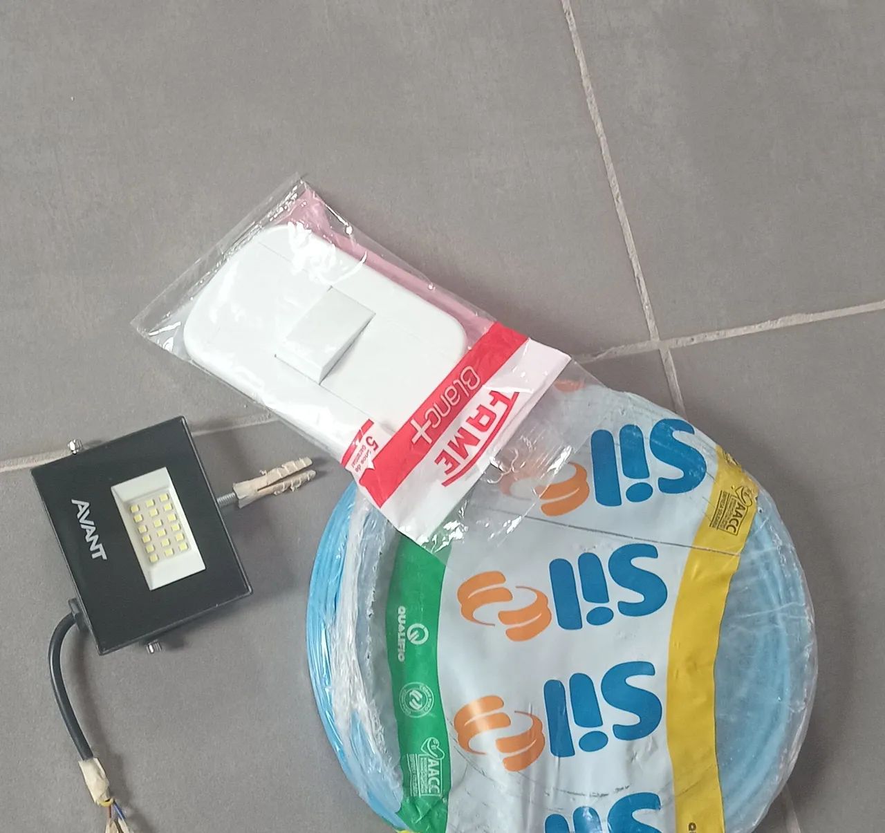 Rolo de fio de 2,5mm e mais um refletor e mais um interruptor  - Foto 4