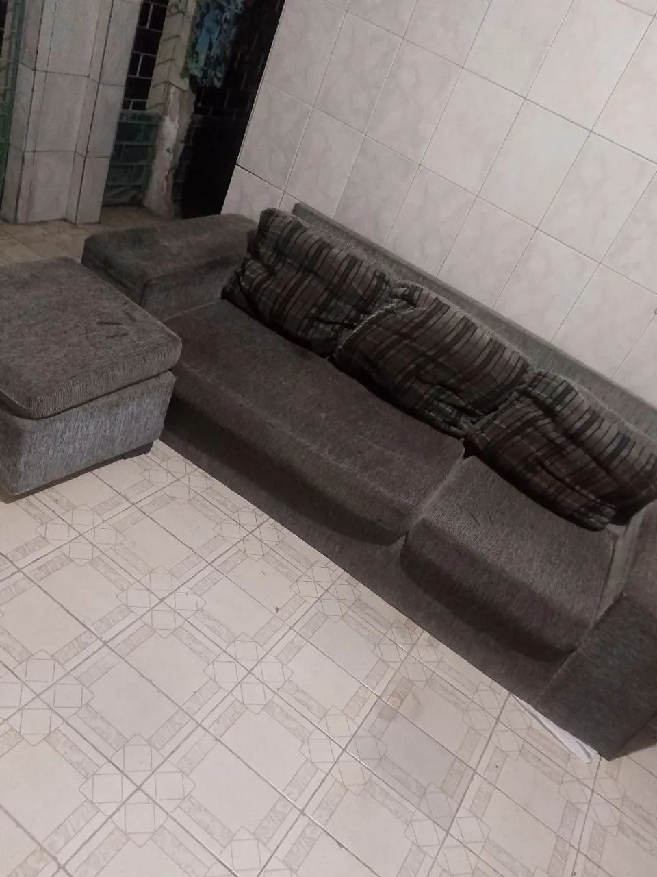 Sofá em boas condições + Puff - Foto 4