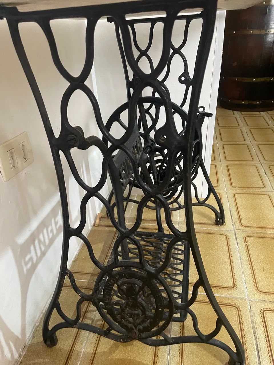Aparador com pé de máquina de costura  - Foto 3