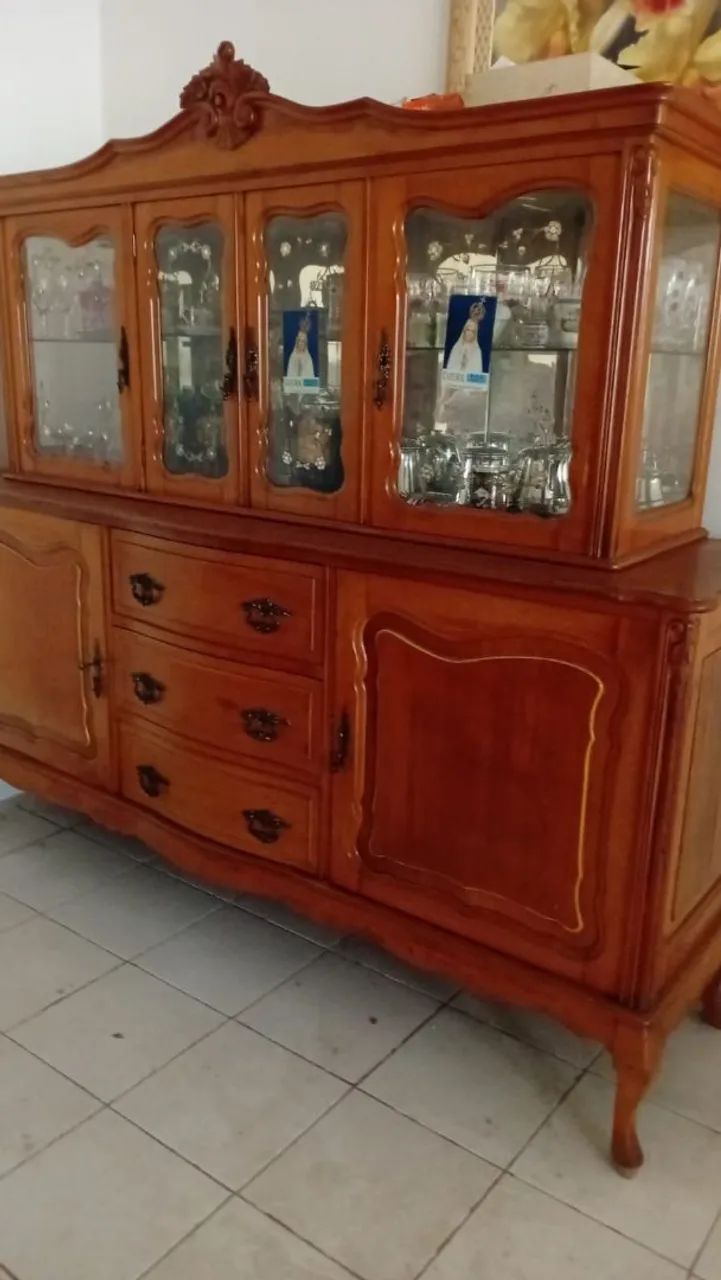 Cristaleira e mesa de madeira maciça 