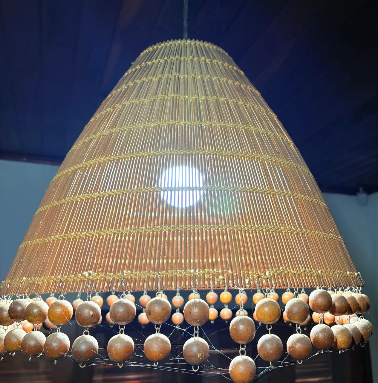 Lustre de palha e madeira - Foto 5